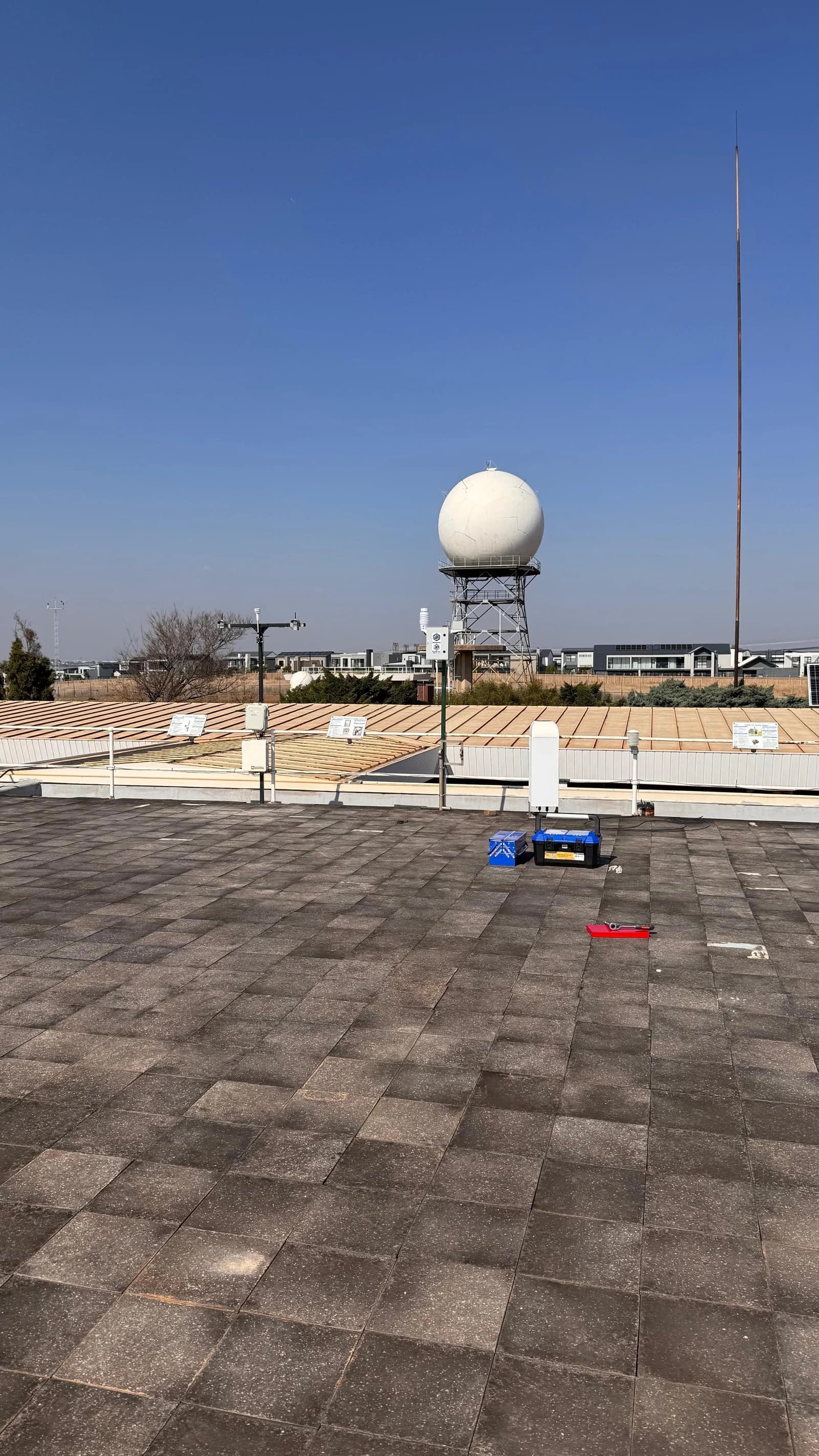 Wide view of a rooftop with a KyberAir installation